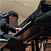 Laureato al Conservatorio impartisce lezioni di pianoforte